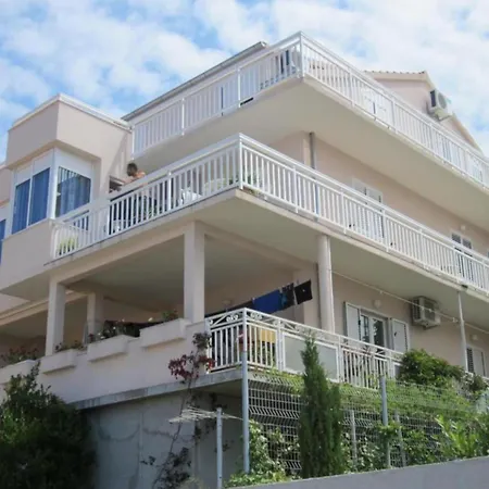 Apartment One-bedroom With Terrace With Sea View *